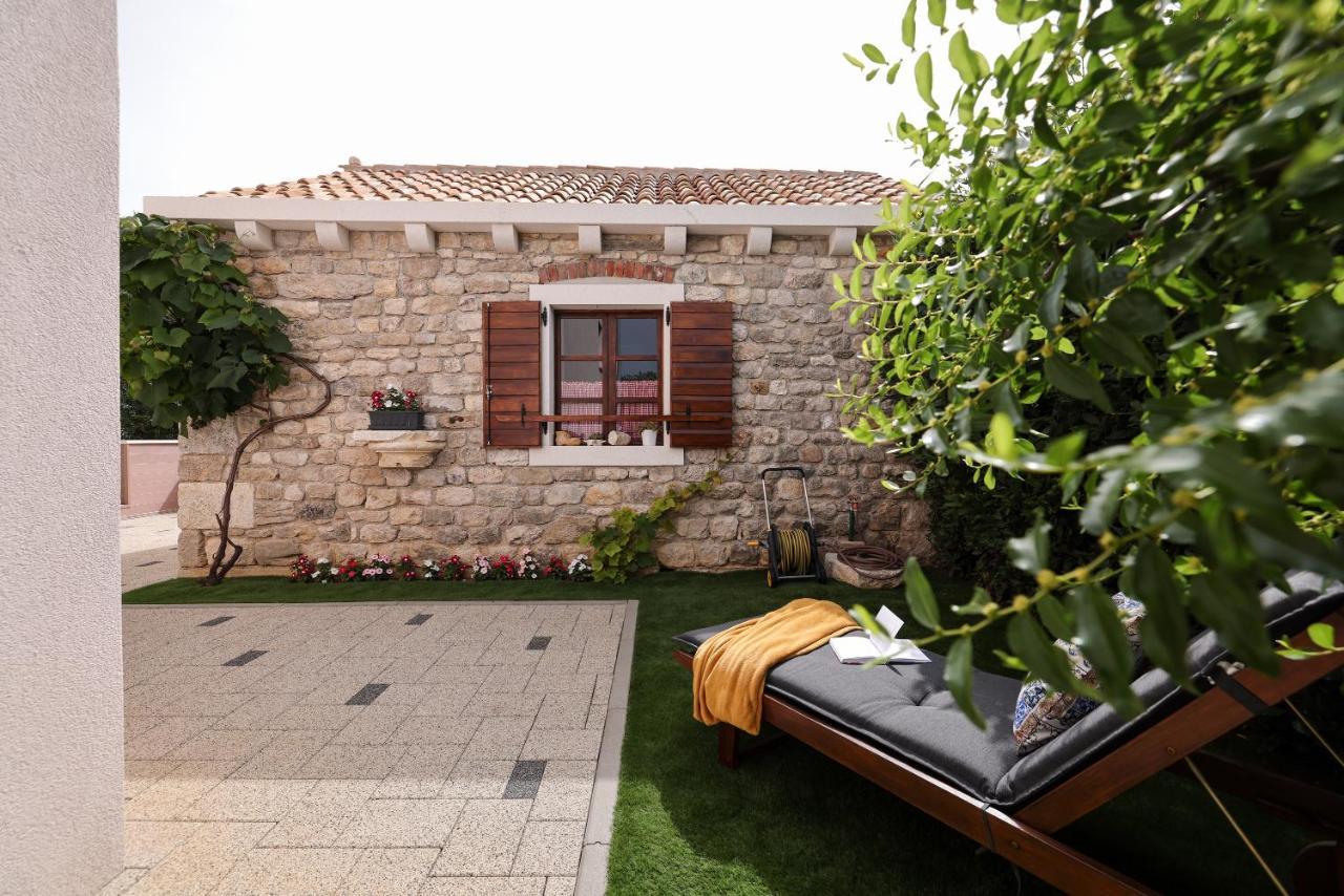 Pool Apartment With Traditional Dalmatian Konoba Nin Exterior photo