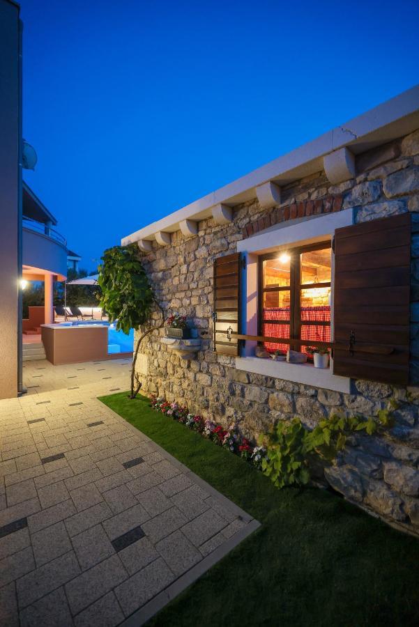 Pool Apartment With Traditional Dalmatian Konoba Nin Exterior photo