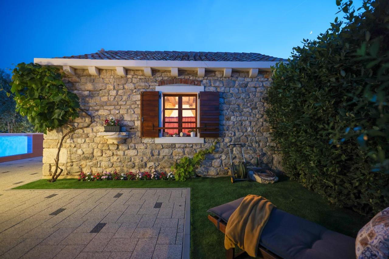 Pool Apartment With Traditional Dalmatian Konoba Nin Exterior photo