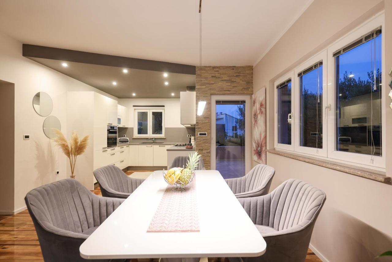 Pool Apartment With Traditional Dalmatian Konoba Nin Exterior photo