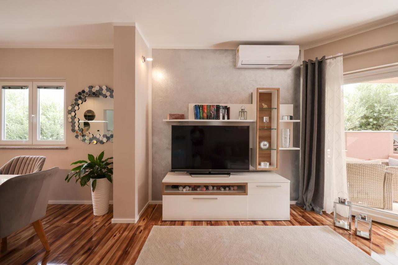 Pool Apartment With Traditional Dalmatian Konoba Nin Exterior photo