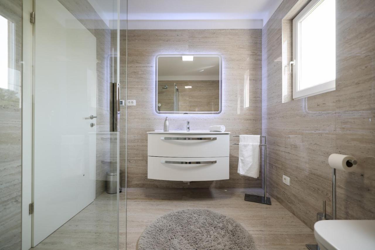 Pool Apartment With Traditional Dalmatian Konoba Nin Exterior photo